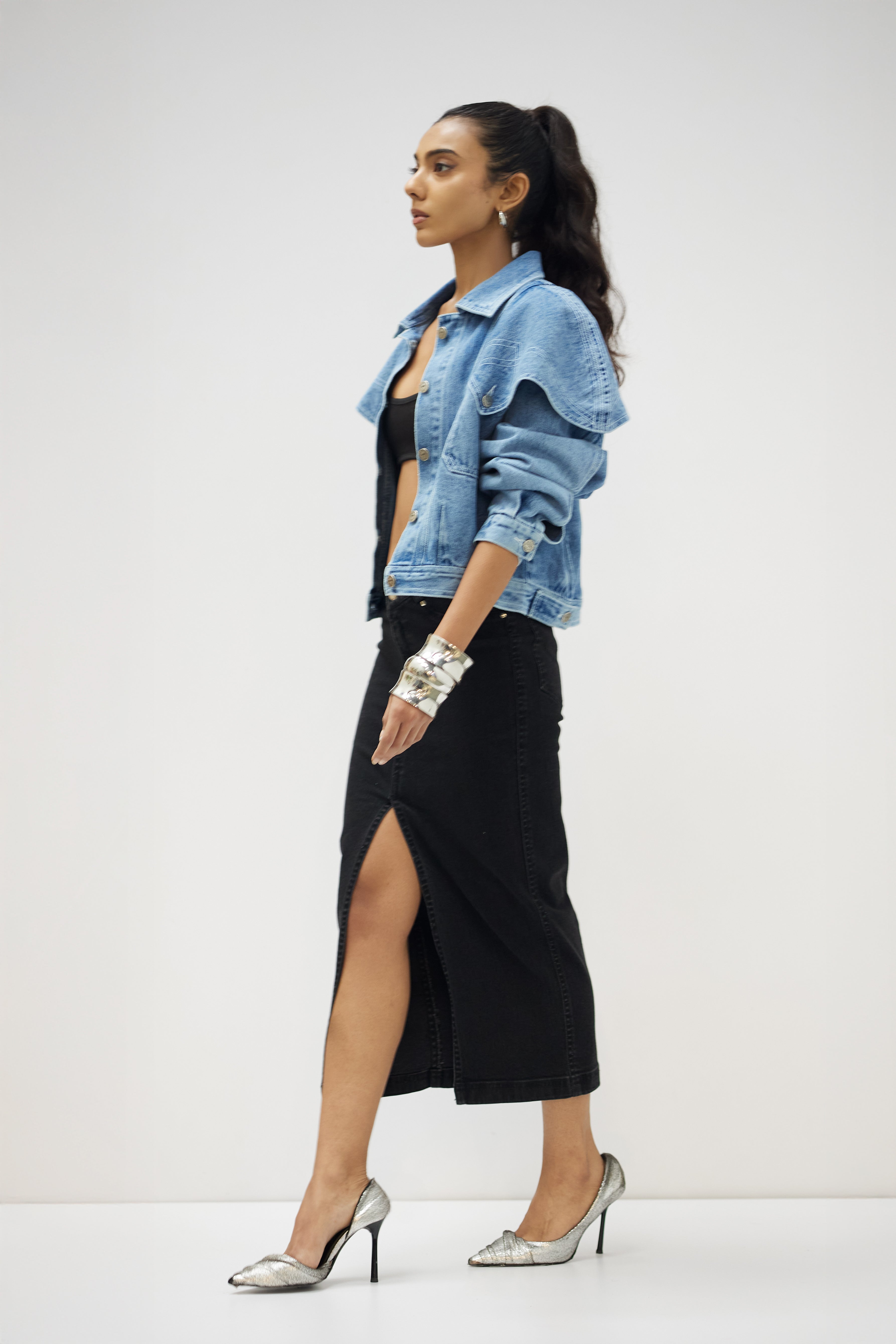 JAFAR CROP JACKET IN BLUE